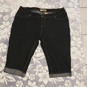 Hybrid & Company Black Denim Capris